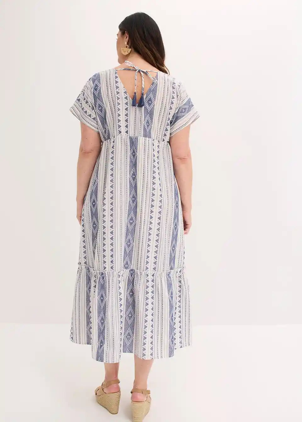 Damen Freizeitkleid als Maxikleid mit Ethno-Streifen frontal gezeigt