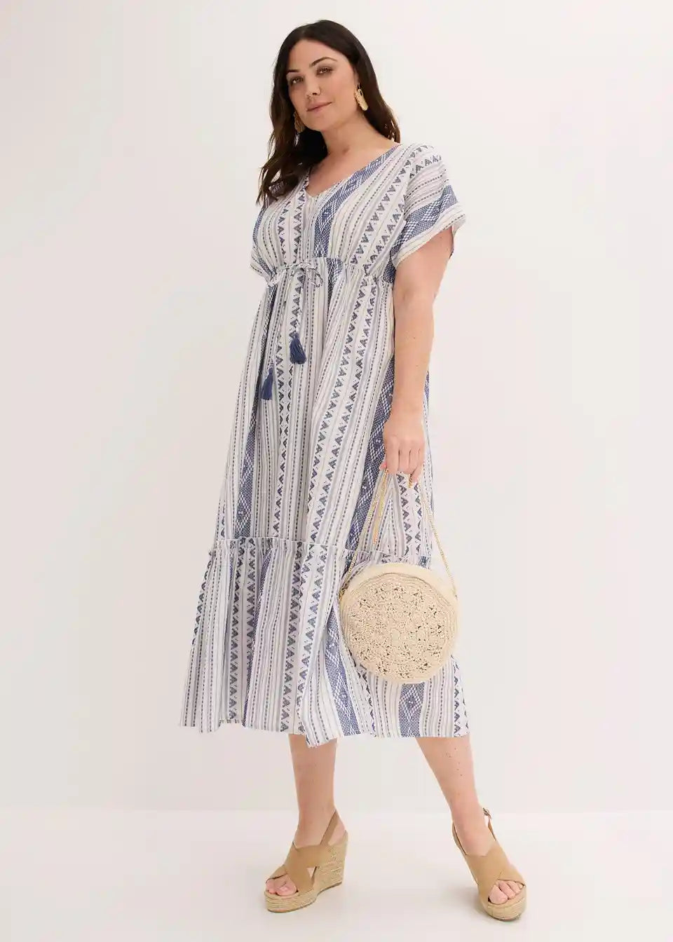 Langes Damenkleid mit lockerem Fall und dekorativem Taillenband