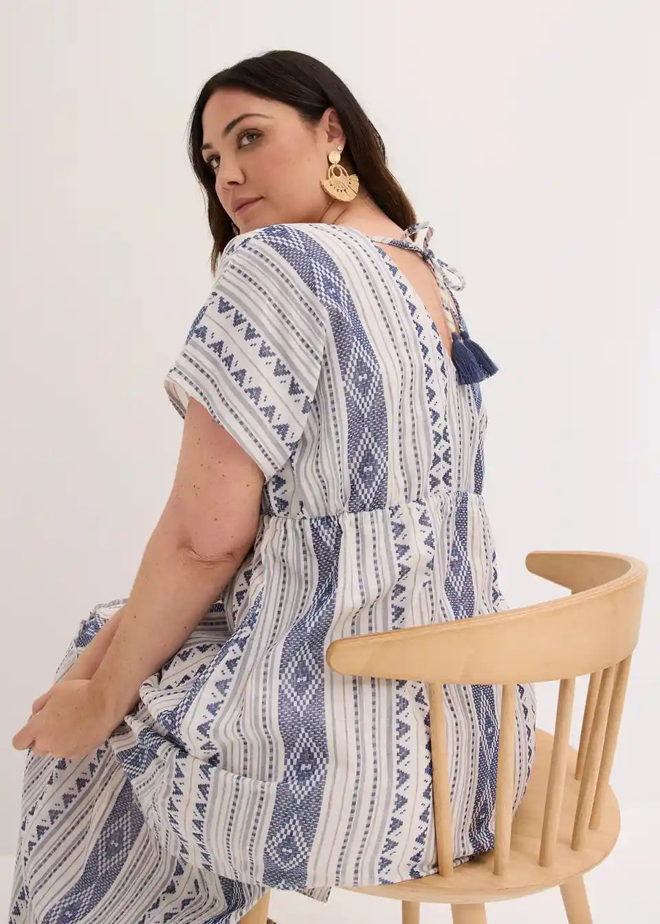 Detailansicht vom Damen Maxikleid mit Ethno-Streifen und Taillenband
