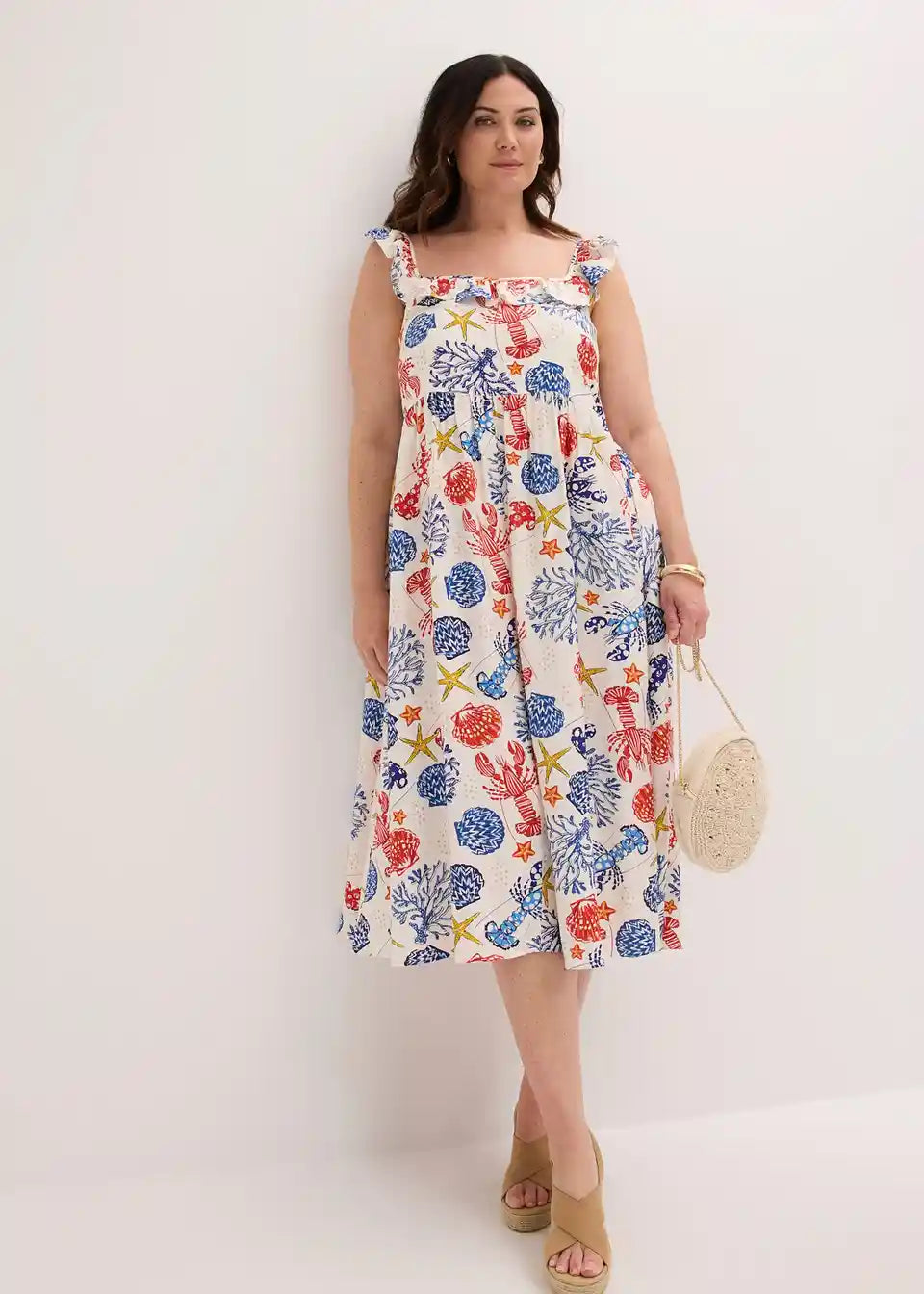 Detailansicht der Rüschenträger am Damen-Maxikleid mit farbigem Print