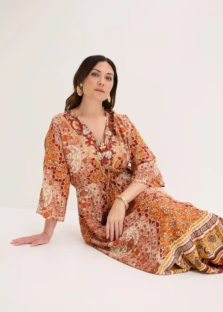 Damen Boho-Maxikleid mit Ethno-Muster als kompletter Look