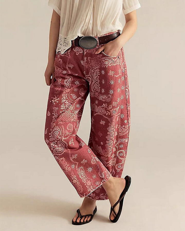 Damenjeans mit Print und lockerer Passform in Vorderansicht