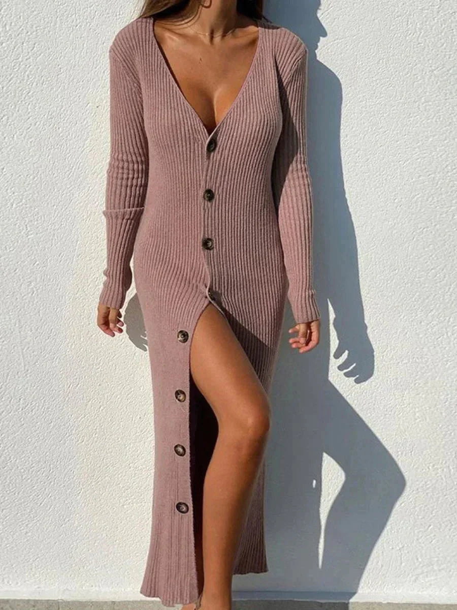 Gemütliches langes Strickkleid mit tiefem Knopfausschnitt