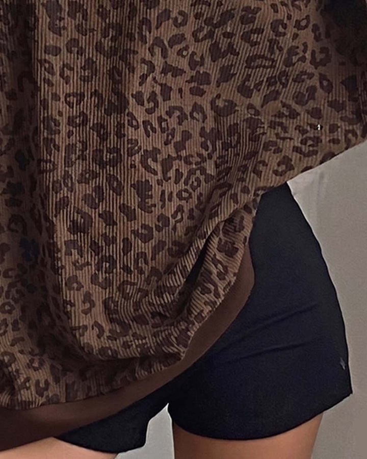 Detailansicht des Leopardenmusters am Damen-Sweatshirt