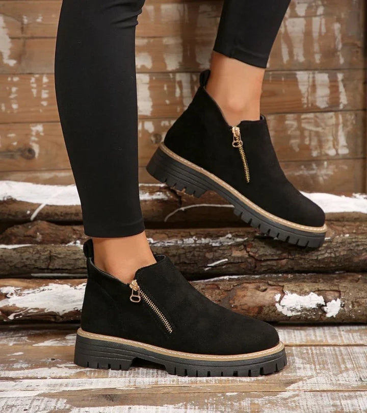 Rückansicht einer Damen-Plateau-Stiefelette mit kurzem Schaft