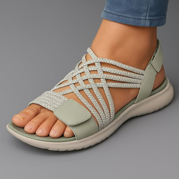 Leichte Damen Sandalen in Vorderansicht mit offenem Design