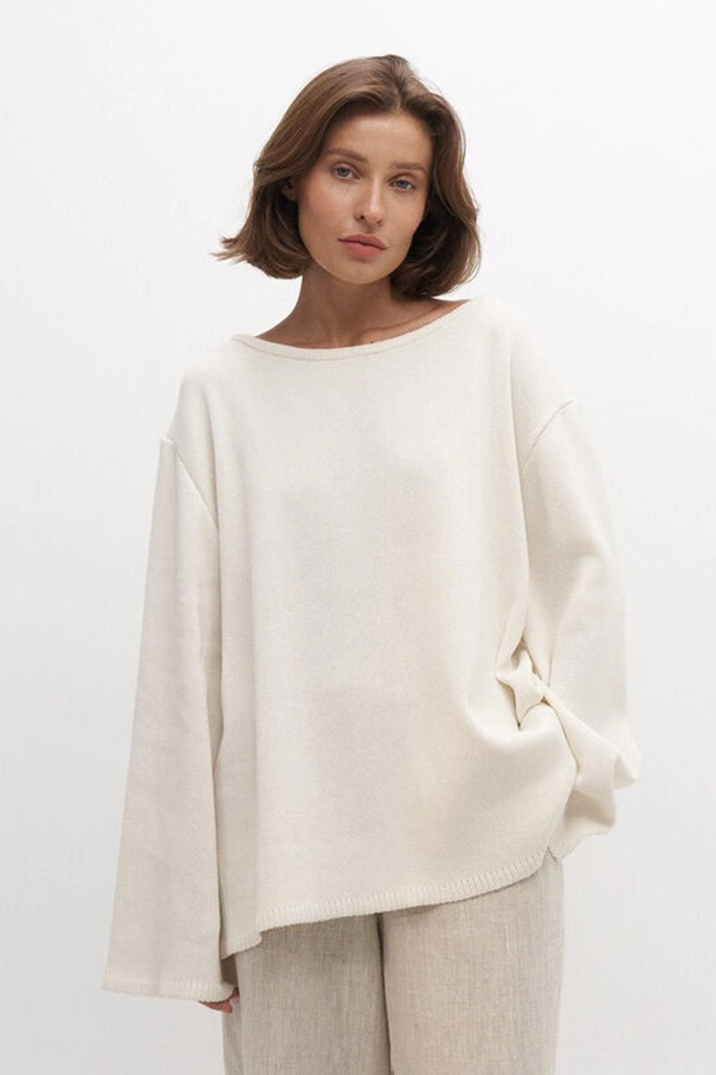 Detailaufnahme der Ärmel und Strickstruktur des Pullovers