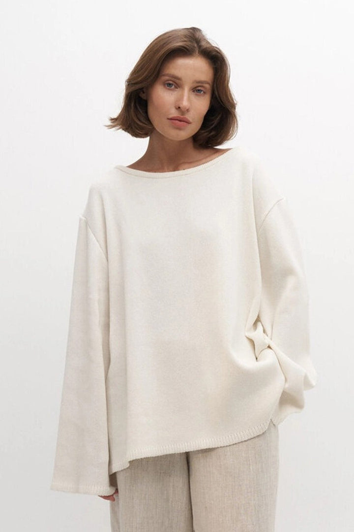 Detailaufnahme der Ärmel und Strickstruktur des Pullovers