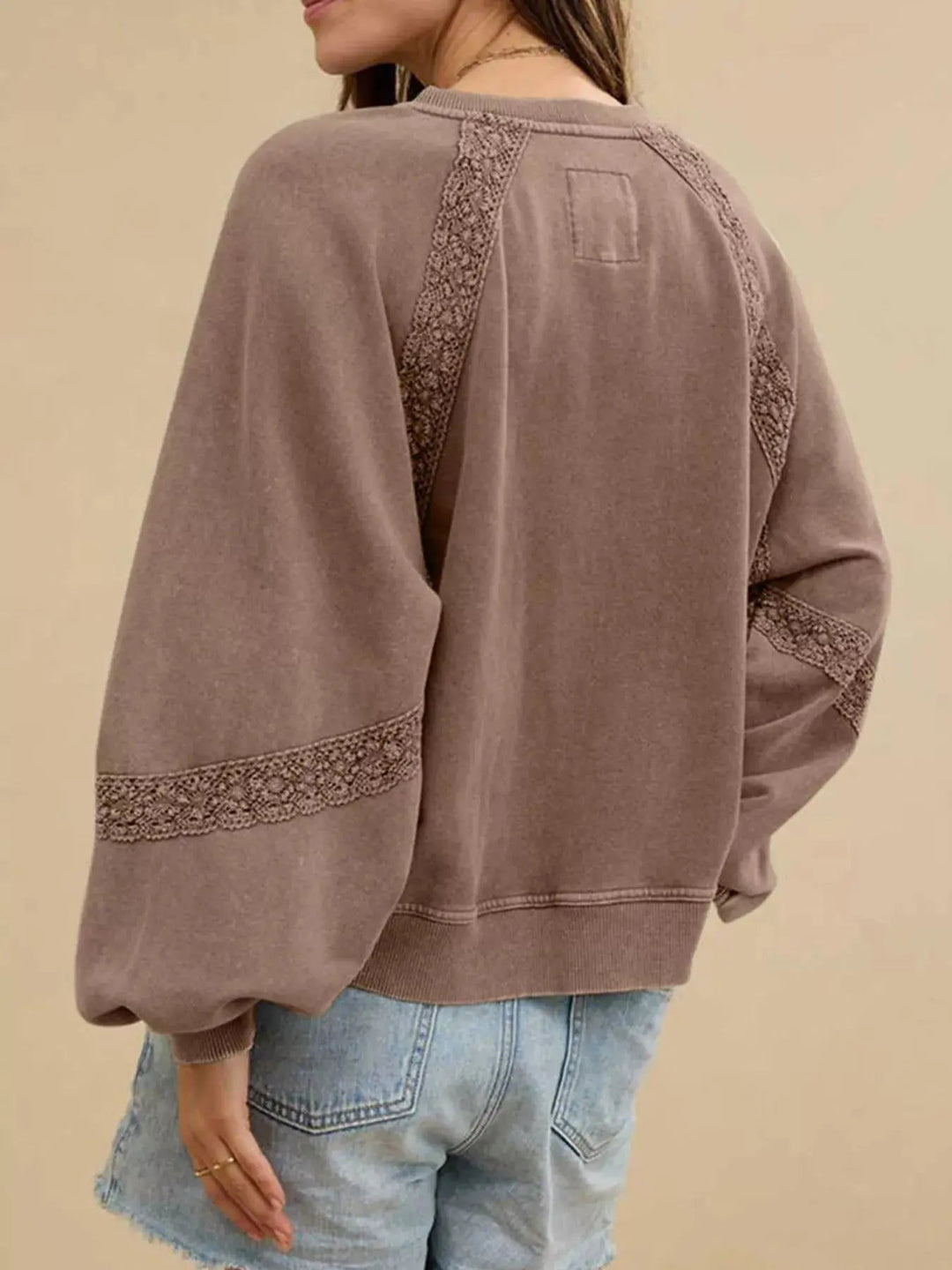 Gemütliches Sweatshirt mit Spitzenbesatz für lässig-schicke Looks