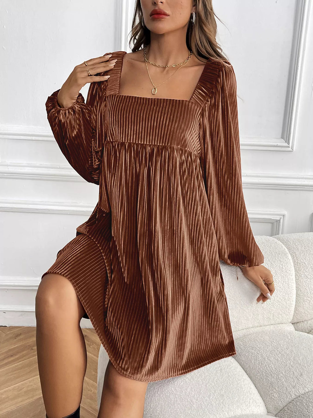 Samtkleid mit langem Ärmel und femininem quadratischem Ausschnitt