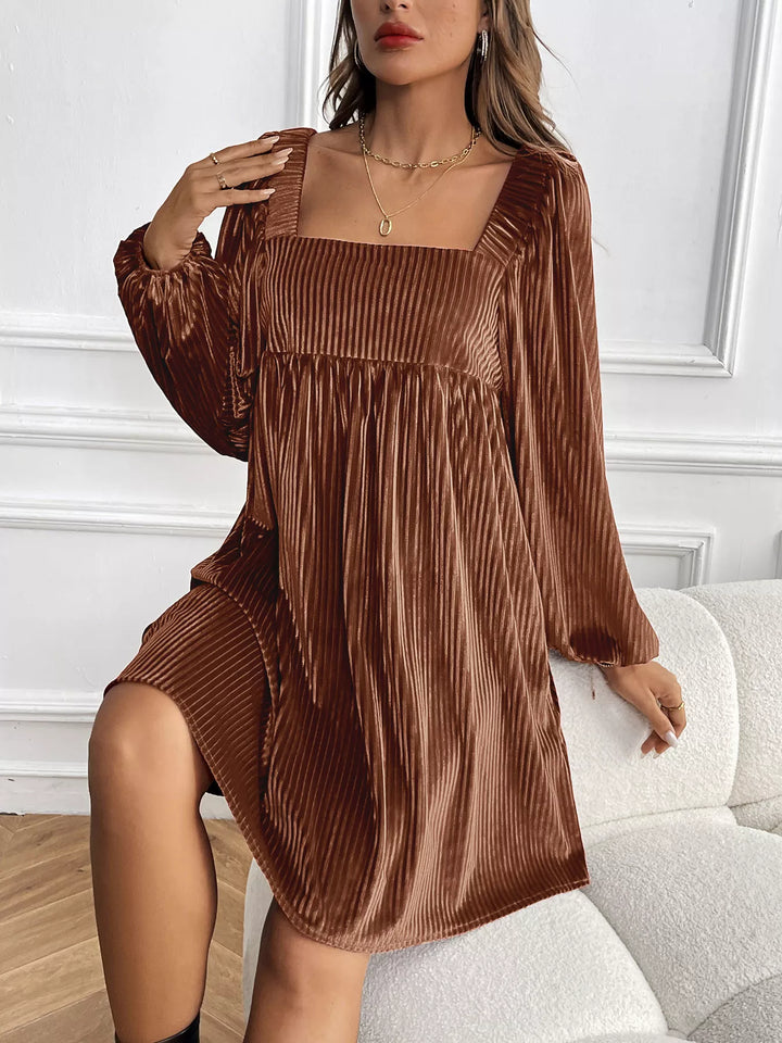 Samtkleid mit langem Ärmel und femininem quadratischem Ausschnitt