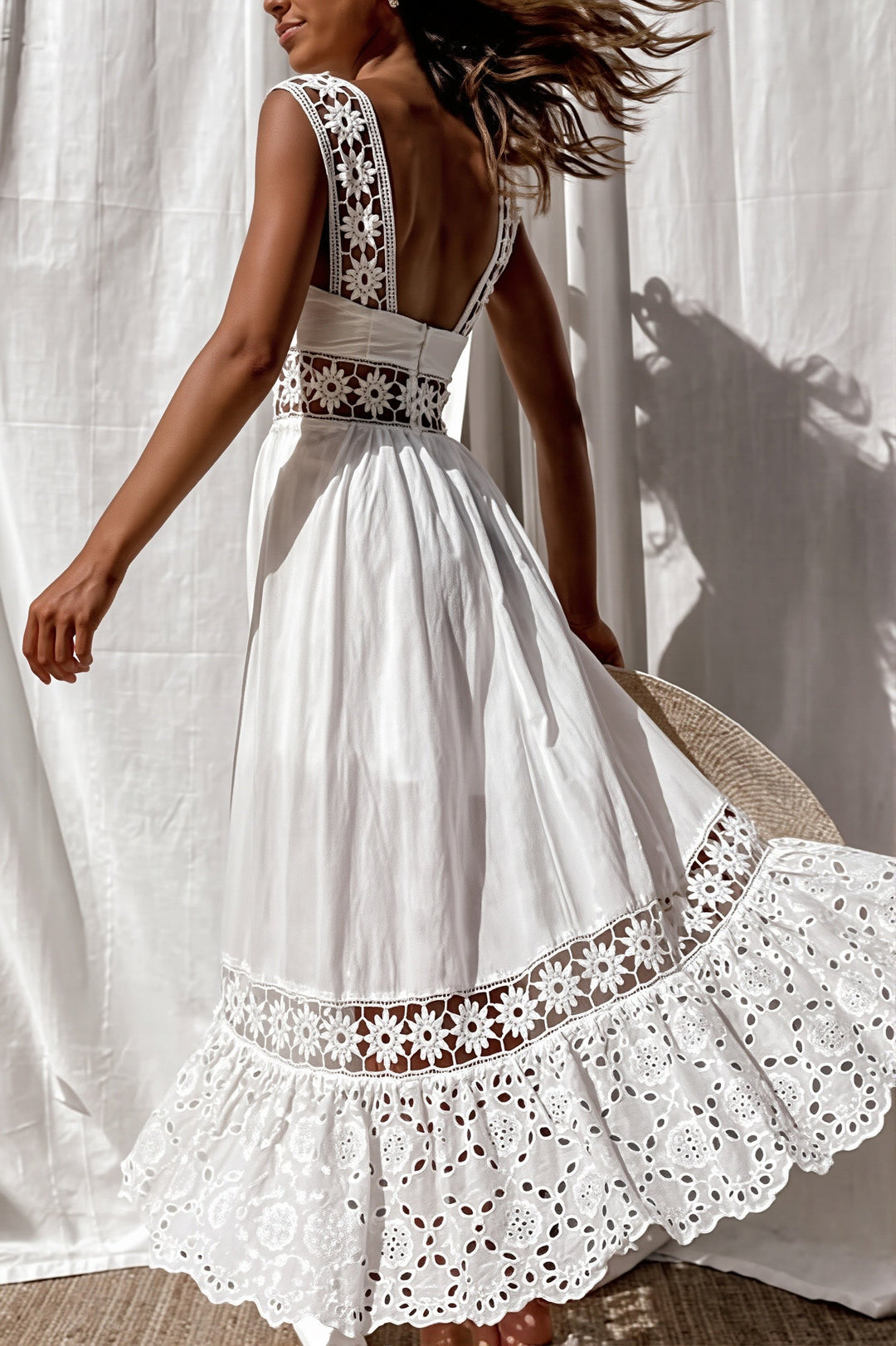 Detailansicht von Spitze und Cut-Outs am Damen-Maxikleid