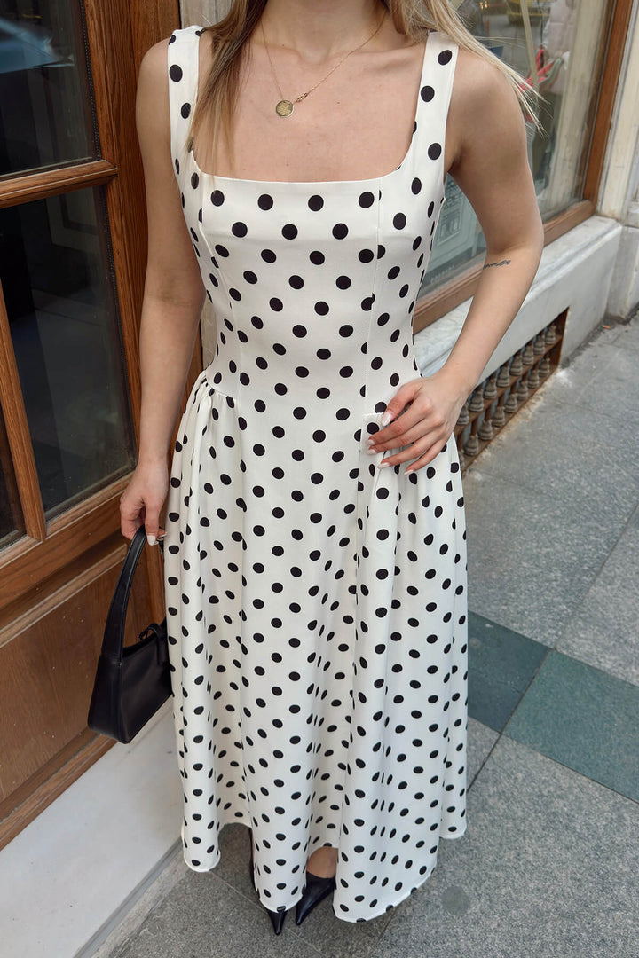 Weißes Midikleid mit Polka Dots, geraffter Taille und ausgestelltem Rock