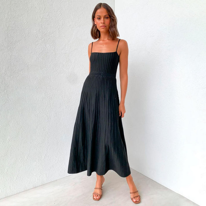 Plissiertes Midikleid mit Spitzenträgern aus Strick