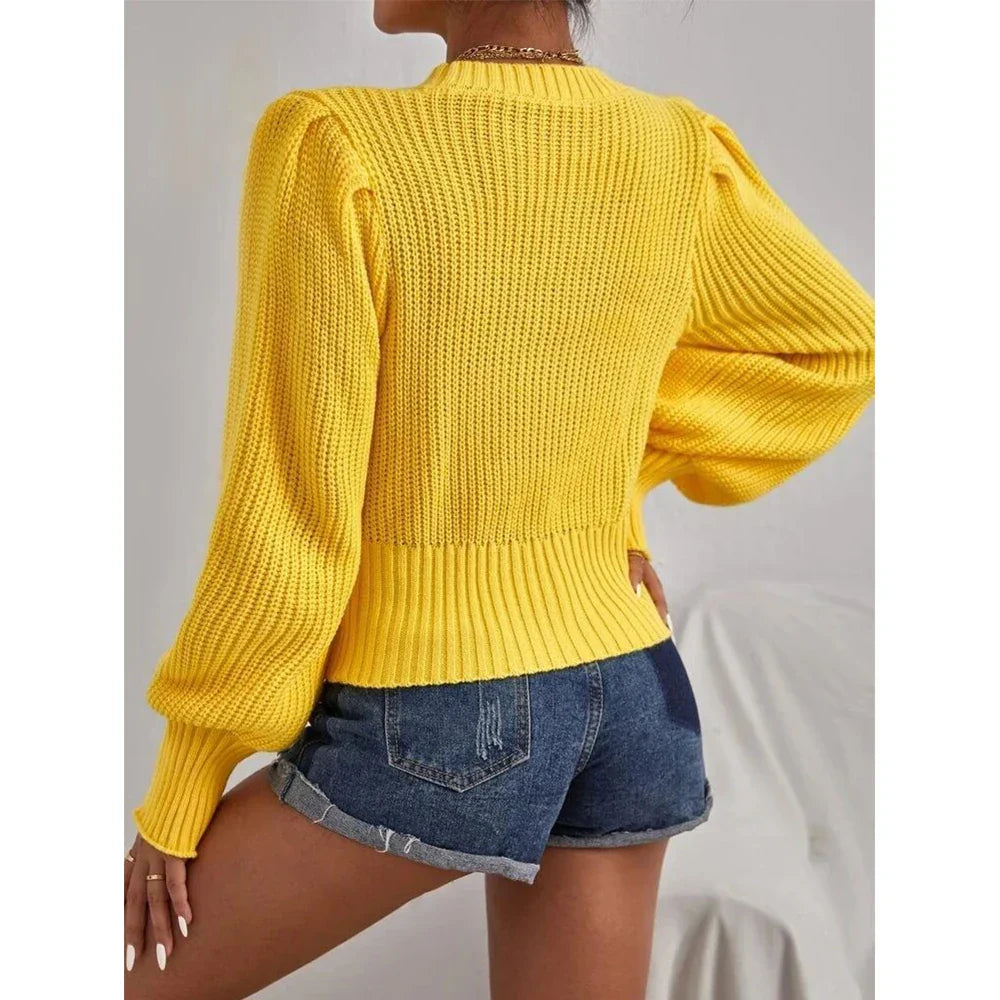 Gemütlicher Strickpullover mit stilvollem Kettendetail
