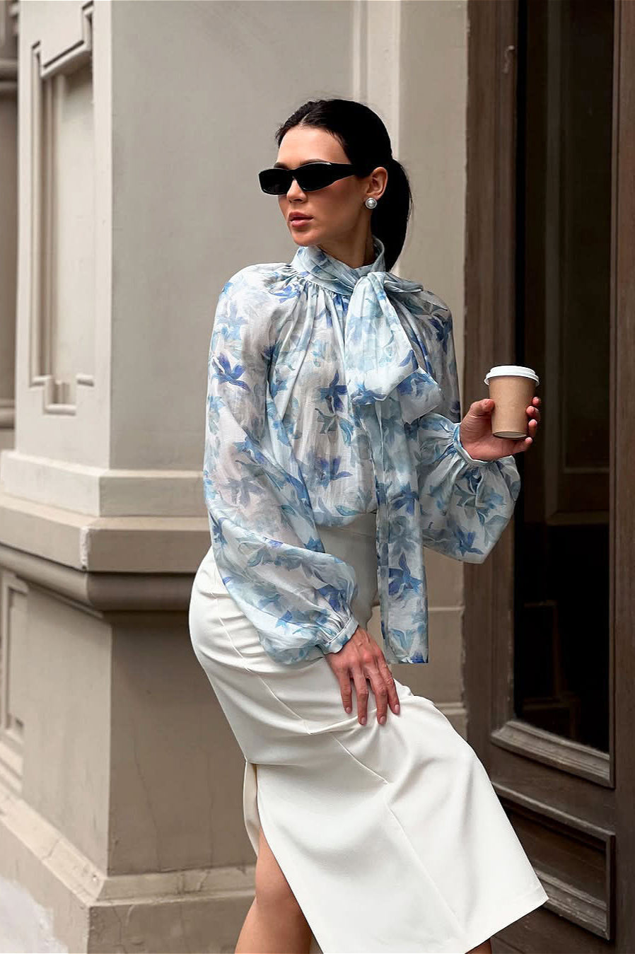 Damenbluse mit Blumenprint und Laternenärmeln in stilvoller Gesamtansicht