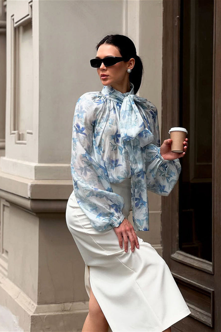 Damenbluse mit Blumenprint und Laternenärmeln in stilvoller Gesamtansicht