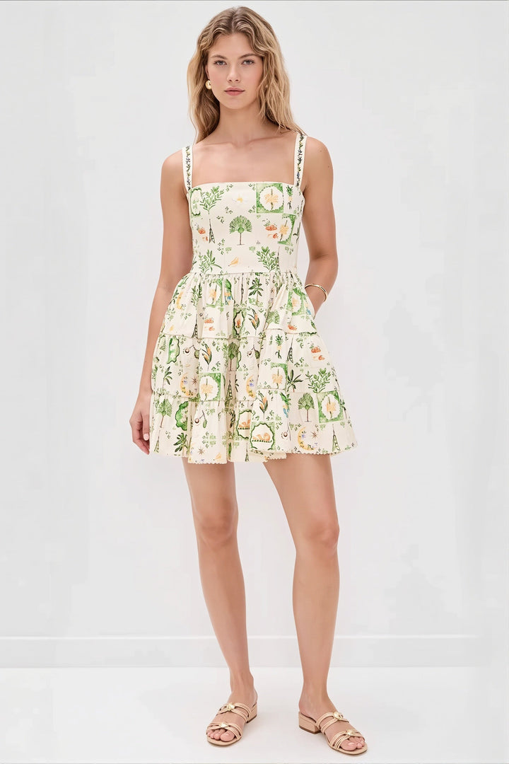 Detailansicht des Blumenprints und eckigen Ausschnitts am Damen-Midikleid