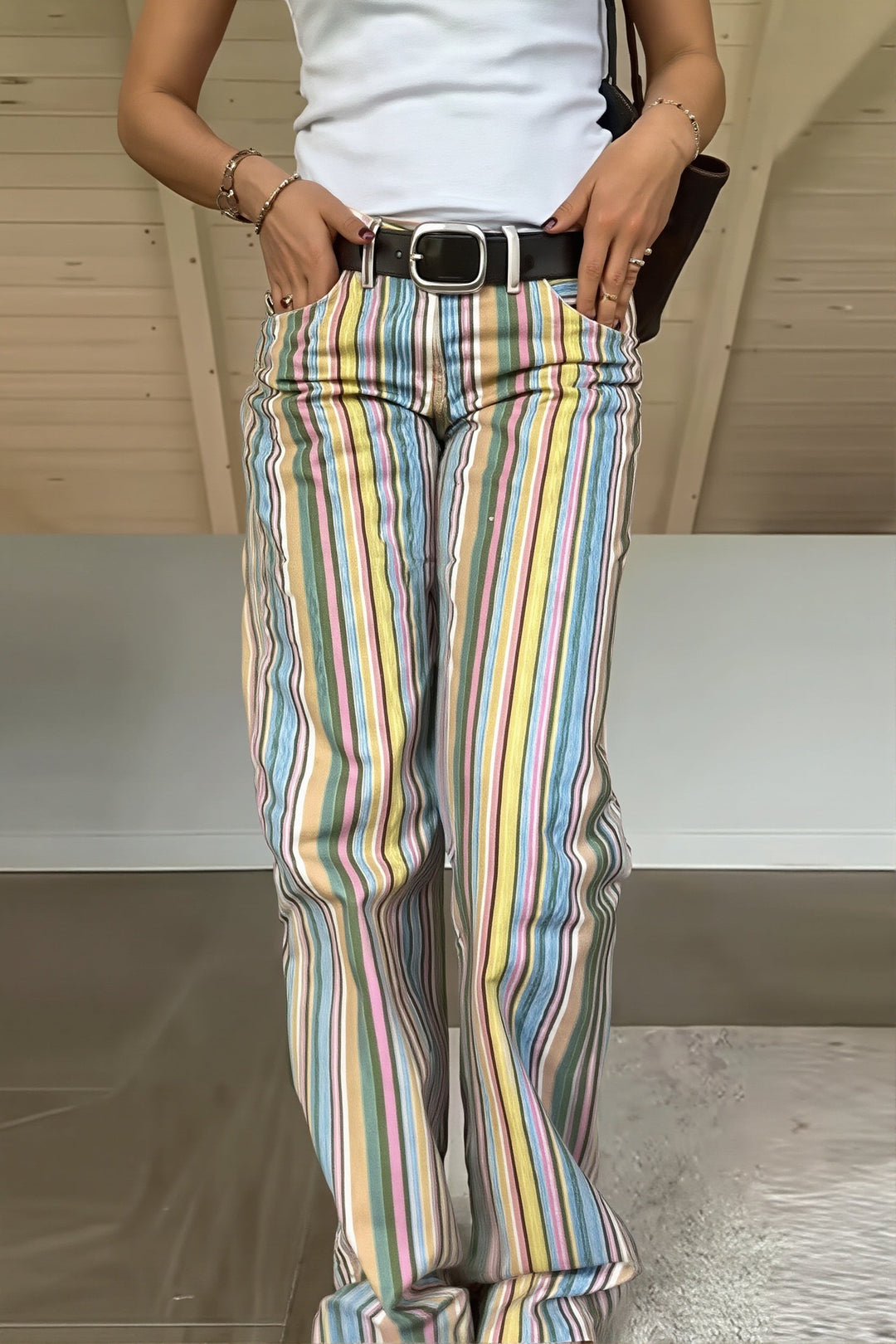 Damen Straight Leg Jeans mit Colorblock-Streifen und niedriger Taille in Frontalansicht