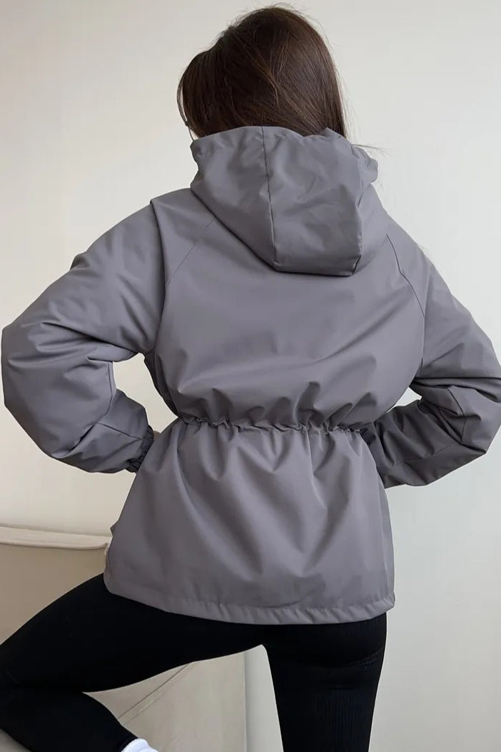 Detailansicht der Kapuze mit Kordelzug an der Utility-Jacke