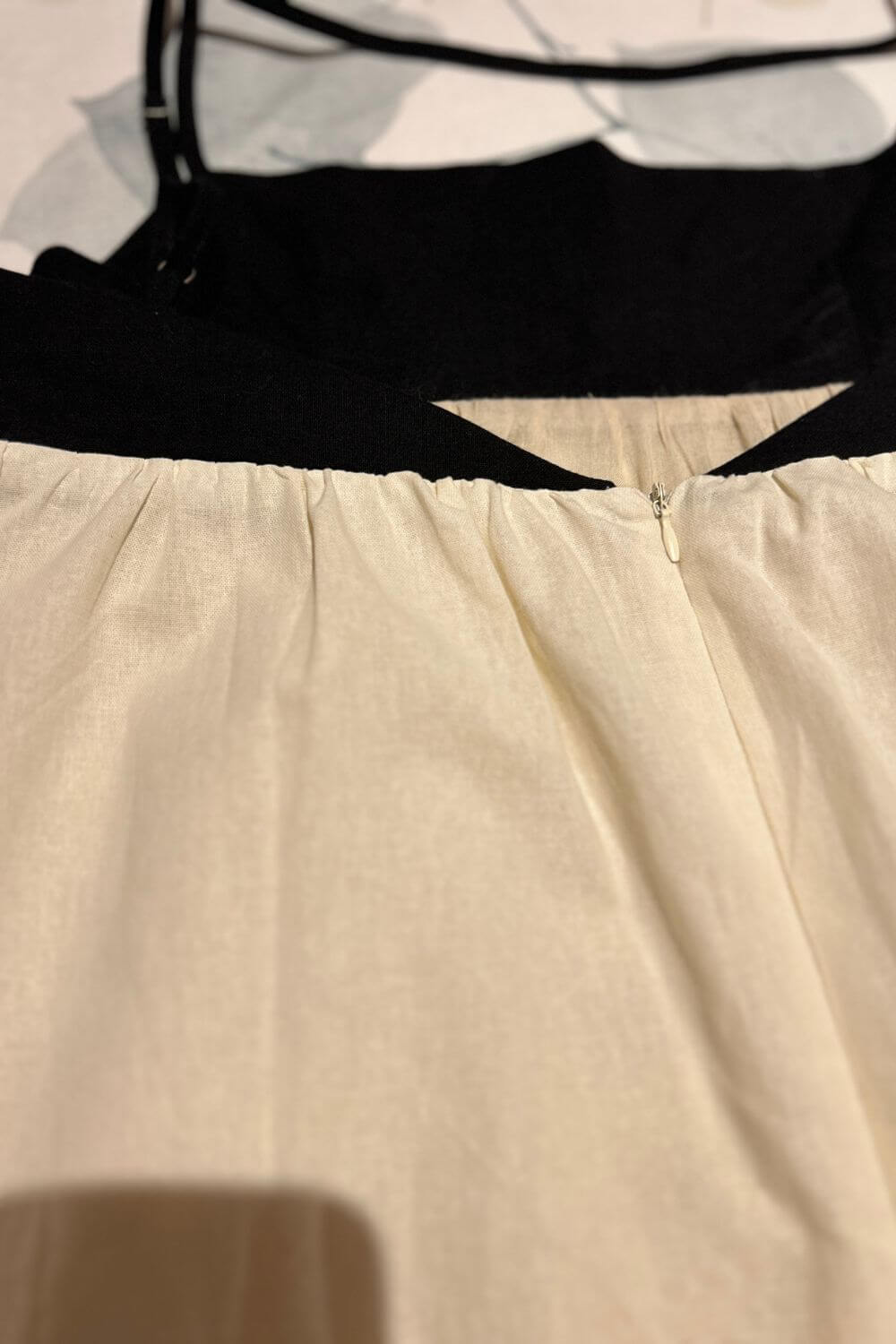 Midi-Kleid aus Leinen-Baumwoll-Mischung, lockere Passform, Schwarz und Weiß