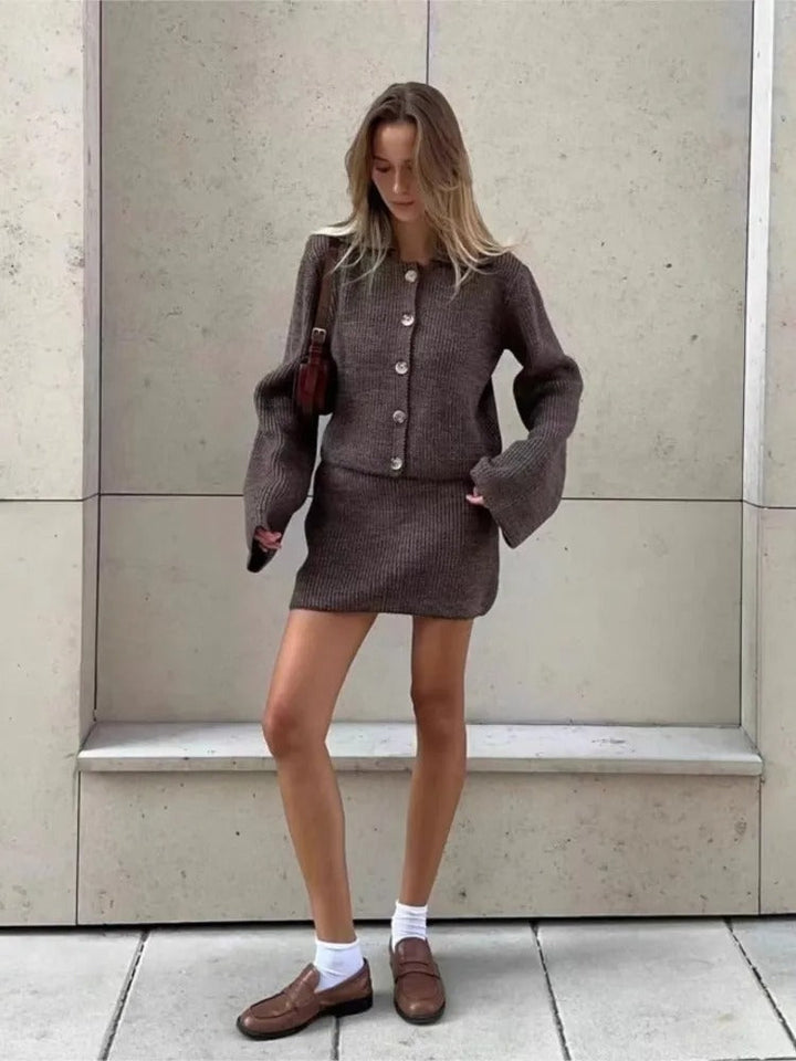 Gemütliches Strickcardigan- und lässiges Minirock-Set