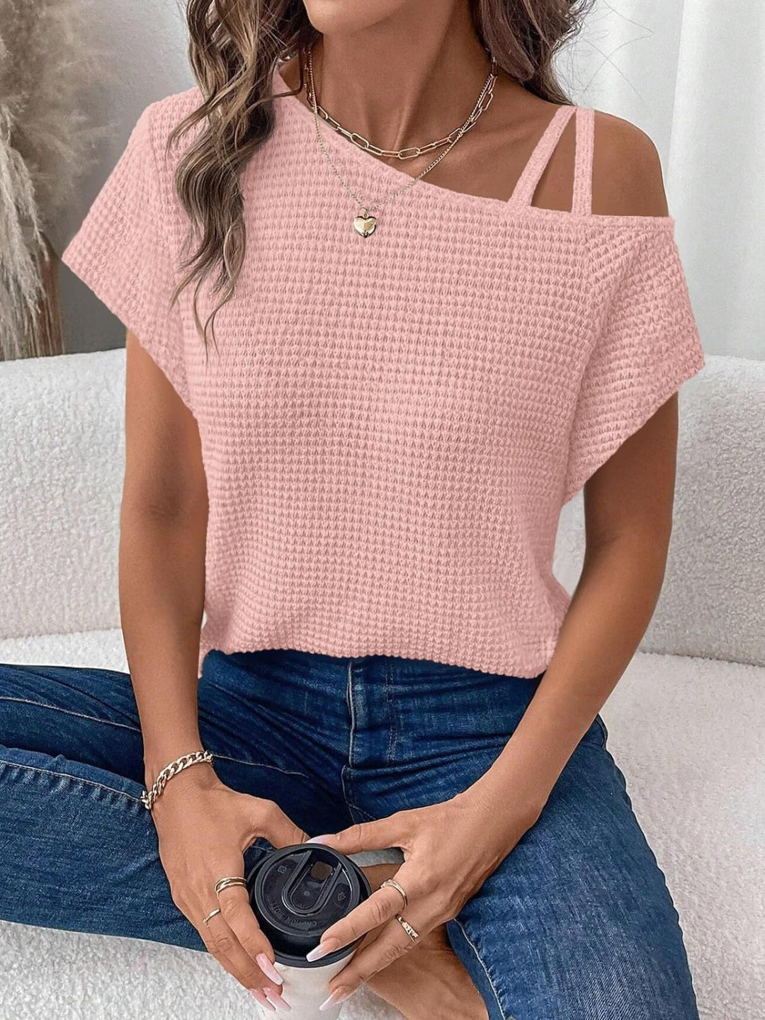 Asymmetrisches T-Shirt mit kurzem Arm und Rundhalsausschnitt