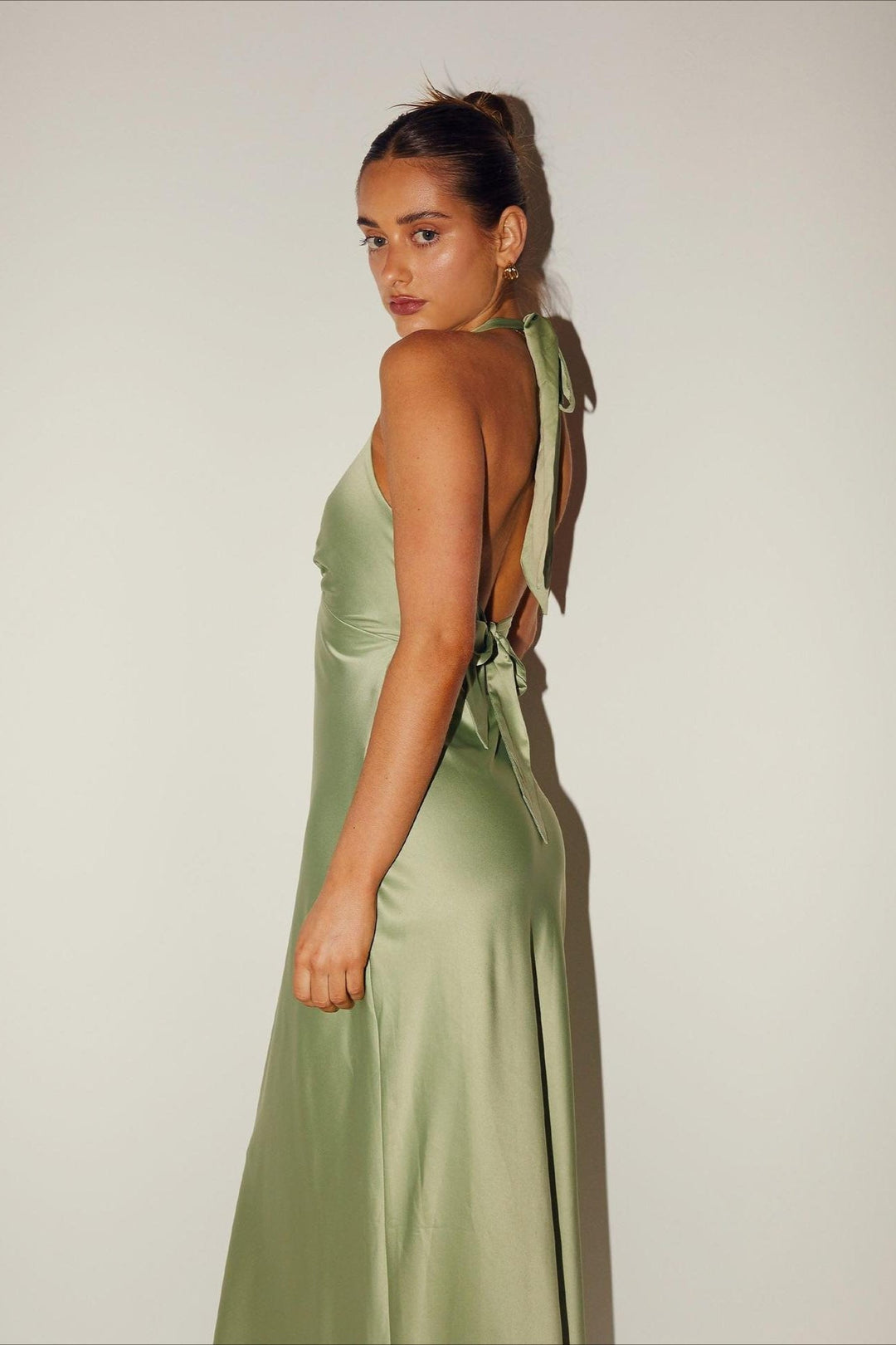 Figurbetontes Damen Maxikleid in schlichtem Stil, frontal dargestellt