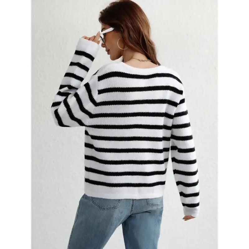 Gemütlicher grob gestrickter Pullover mit Knopfleiste und seitlichen Taschen