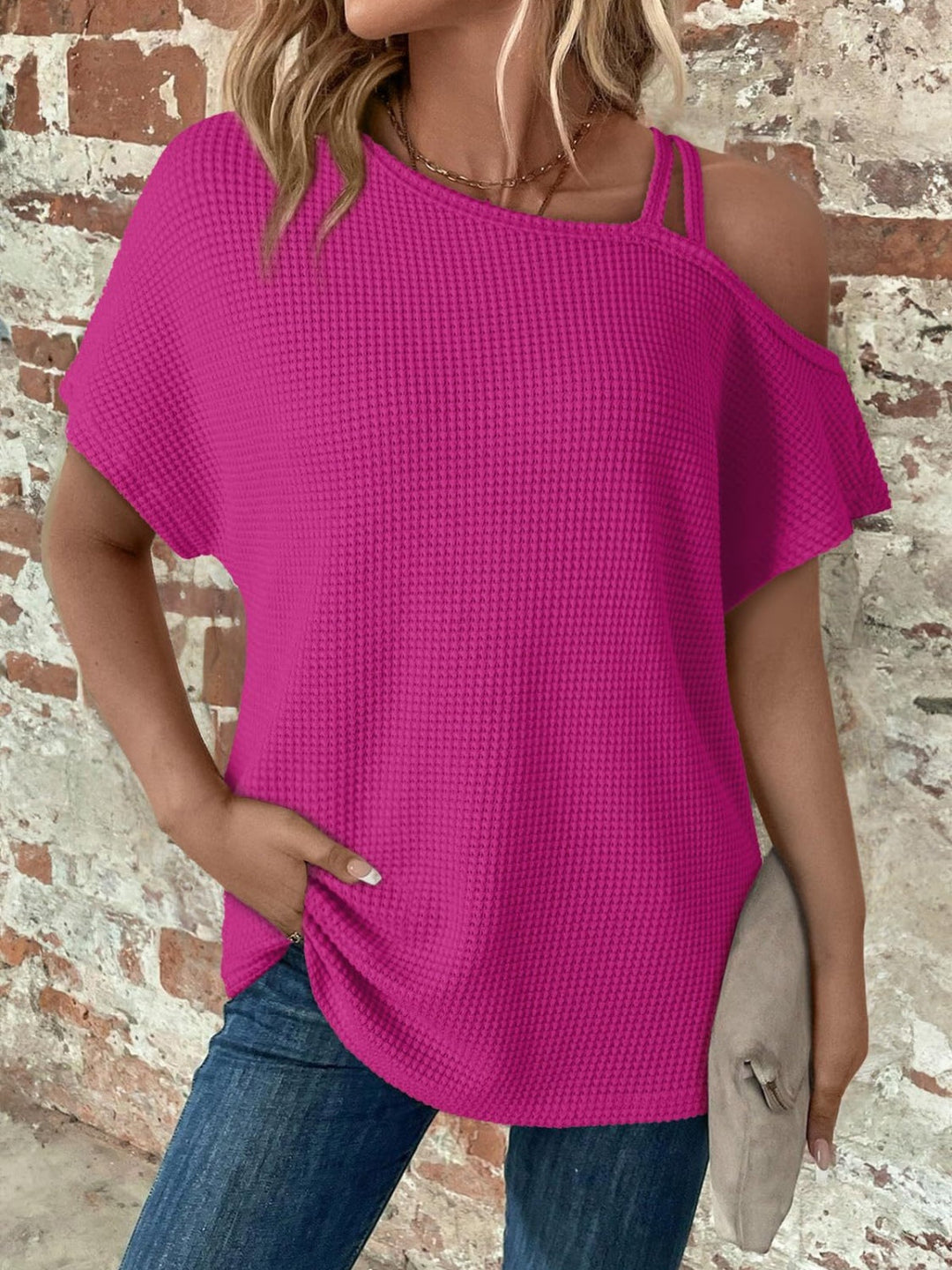Asymmetrisches T-Shirt mit kurzem Arm und Rundhalsausschnitt