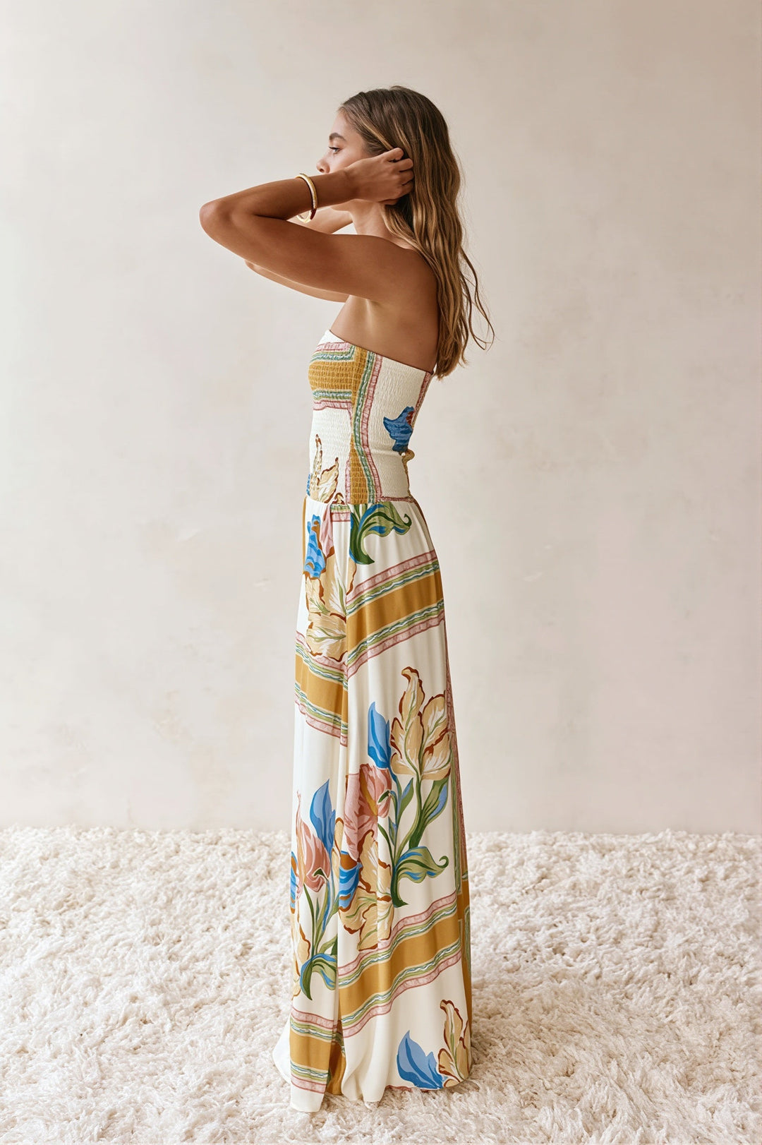 Damenkleid mit Blumenmuster und langem, fließendem Rock