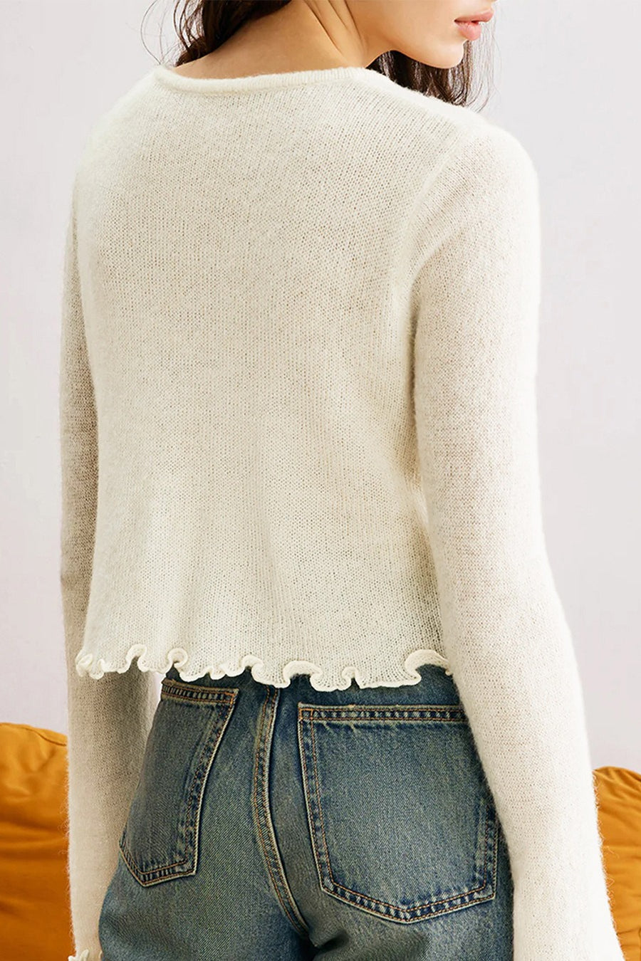 Schlanker, geblümter Strickcardigan mit Rüschen