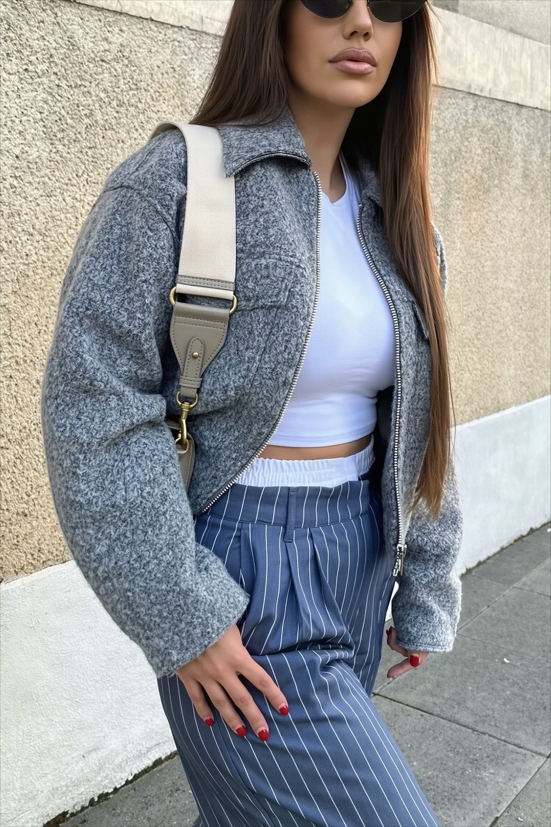Detailansicht des Bouclé-Materials und Reißverschlusses der Damenjacke