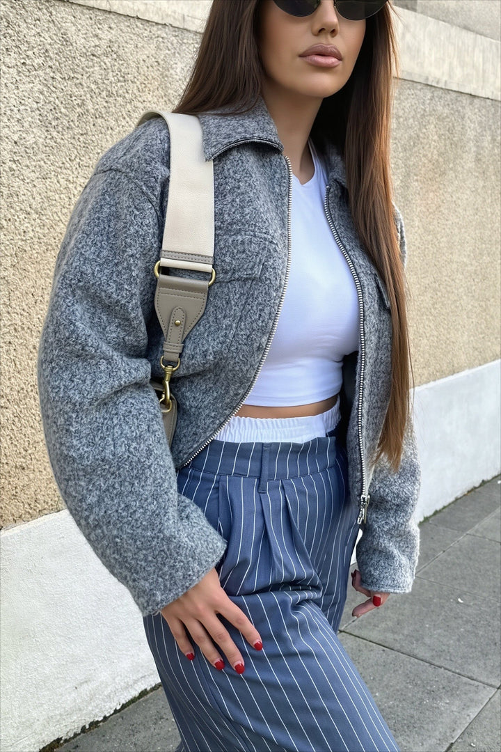 Detailansicht des Bouclé-Materials und Reißverschlusses der Damenjacke