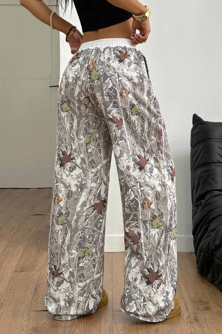 Nahaufnahme des Stoffes und Colorblock-Musters der weiten Hose