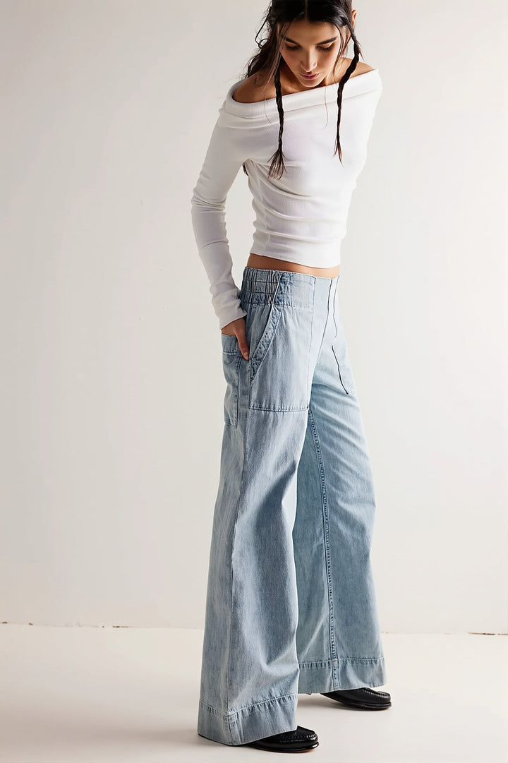 Detailaufnahme des Jeansstoffs und der weiten Passform