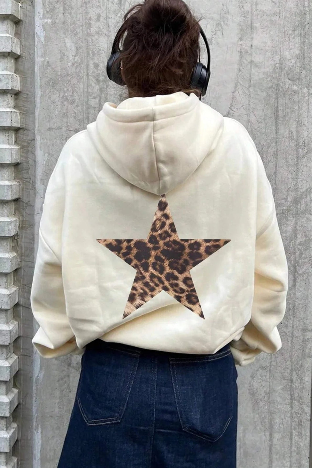 Damen Hoodie mit Sternprint und lockerer Silhouette in Nahaufnahme