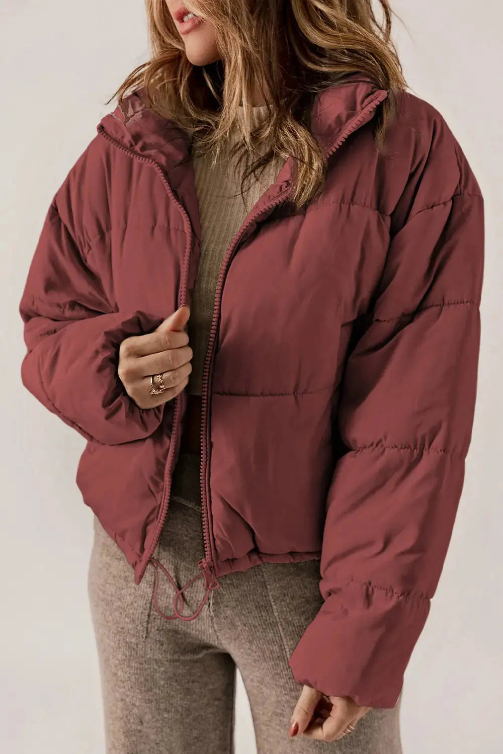Schicker, länglicher Mantel mit Kragen und Reißverschluss für stylisches Layering
