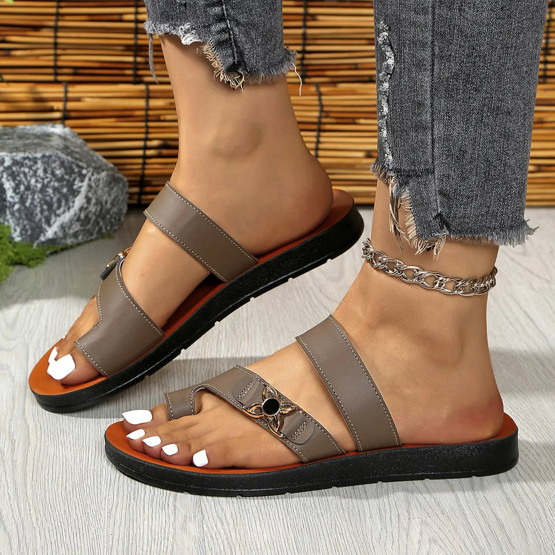 Detailansicht der Damen Ledersandalen mit Zehenring