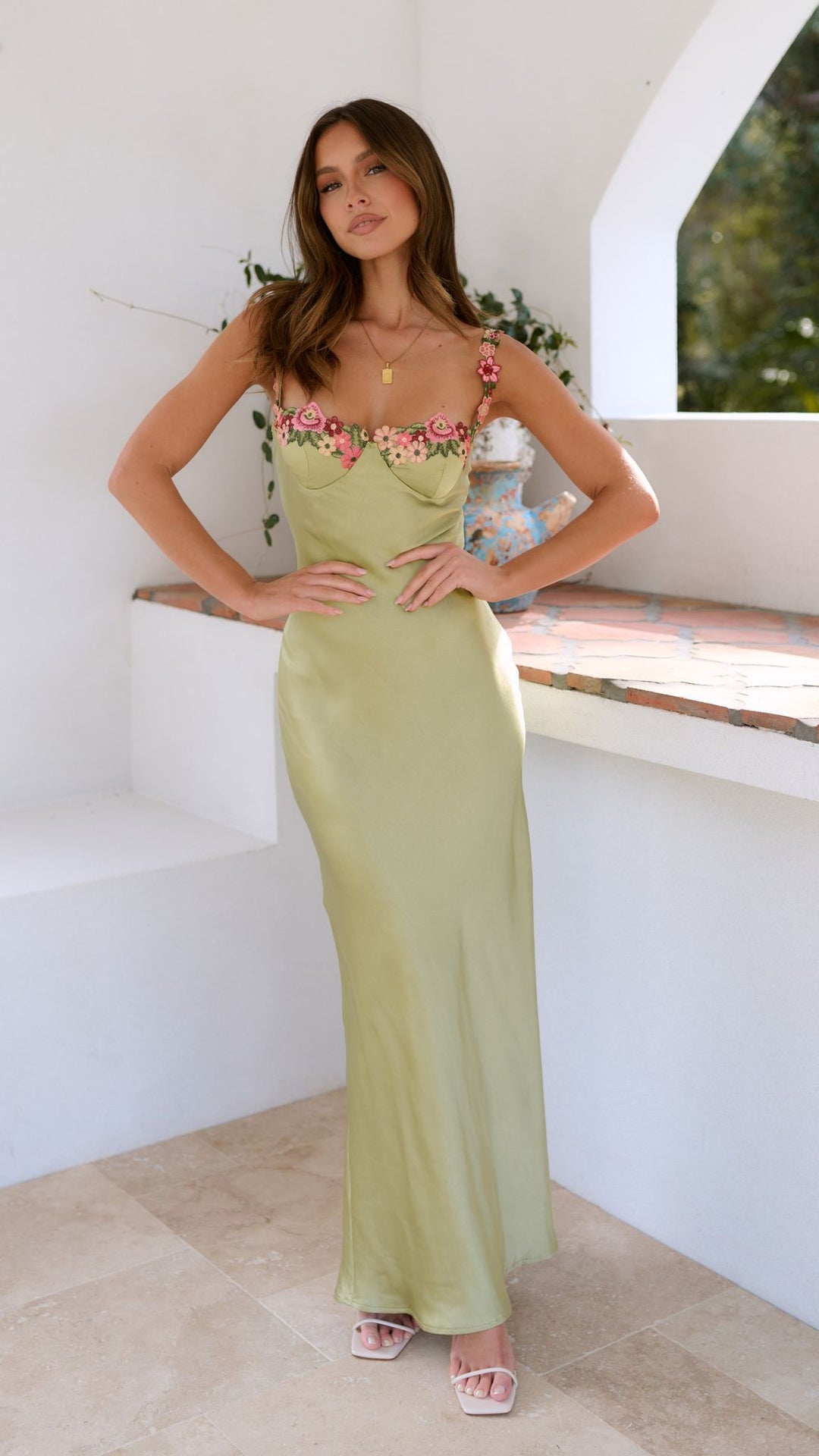 Luftiges Maxikleid mit Blumenstickerei für sommerliche Anlässe