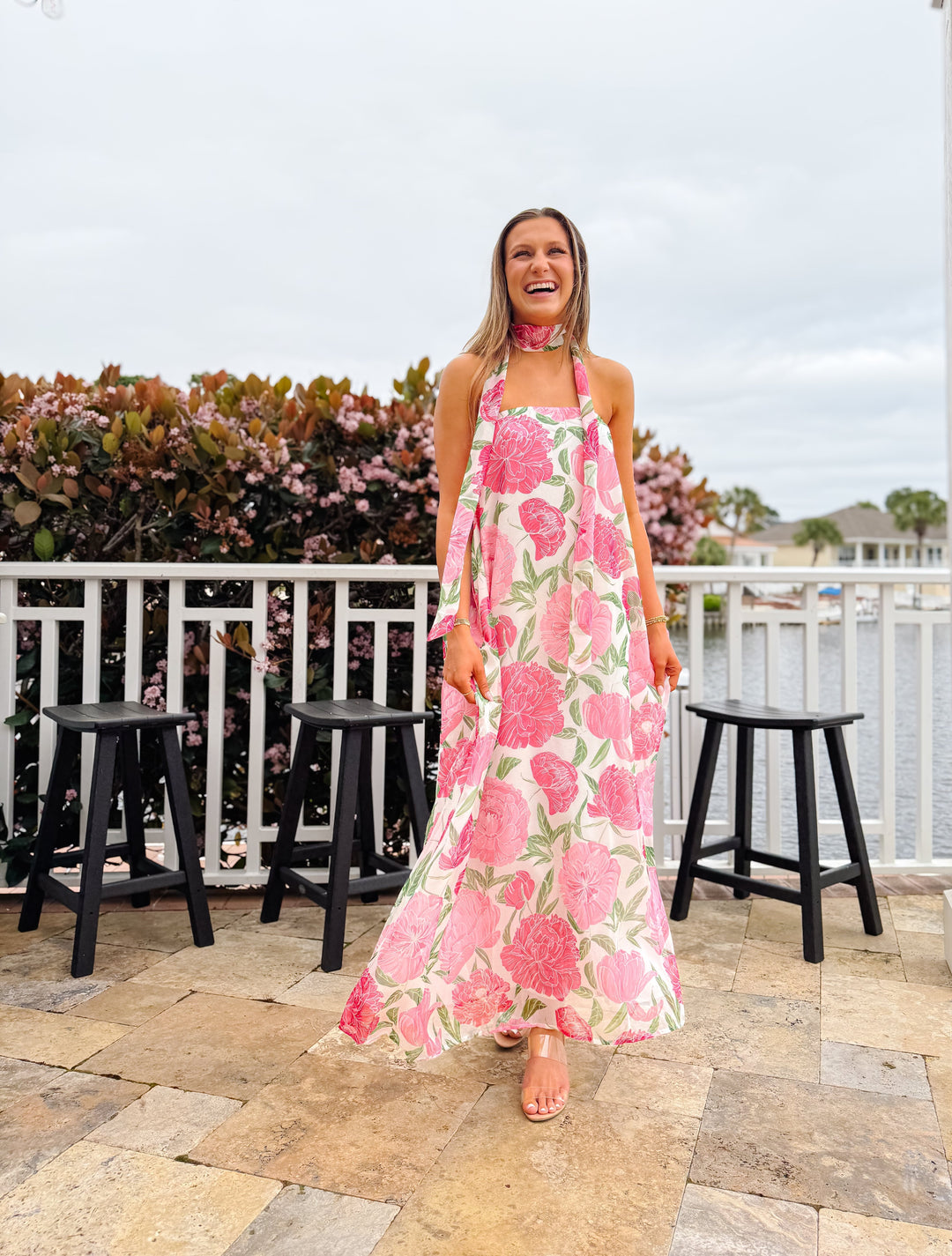 Detailansicht vom Damen Maxikleid mit Blumenmuster und Neckholder in Rosé