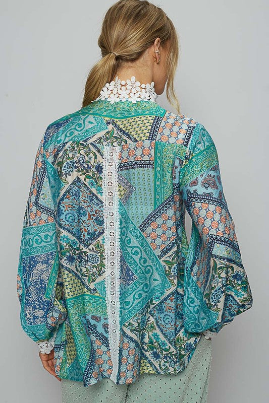Damenbluse mit Knopfleiste und Spitzen-Details, bedruckt