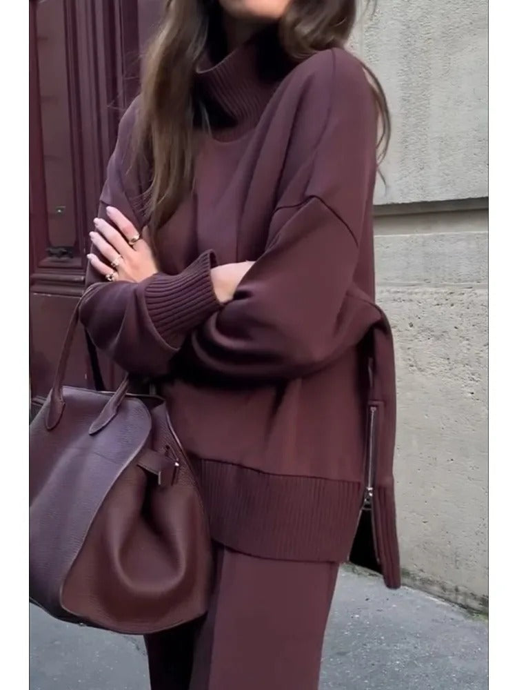 Cozy roll-neck sweatshirt and relaxed trouser set with pockets and elastic waistband 