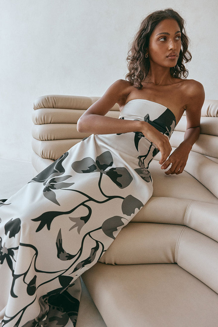 Detailansicht des gemusterten Stoffes vom Damen Midikleid
