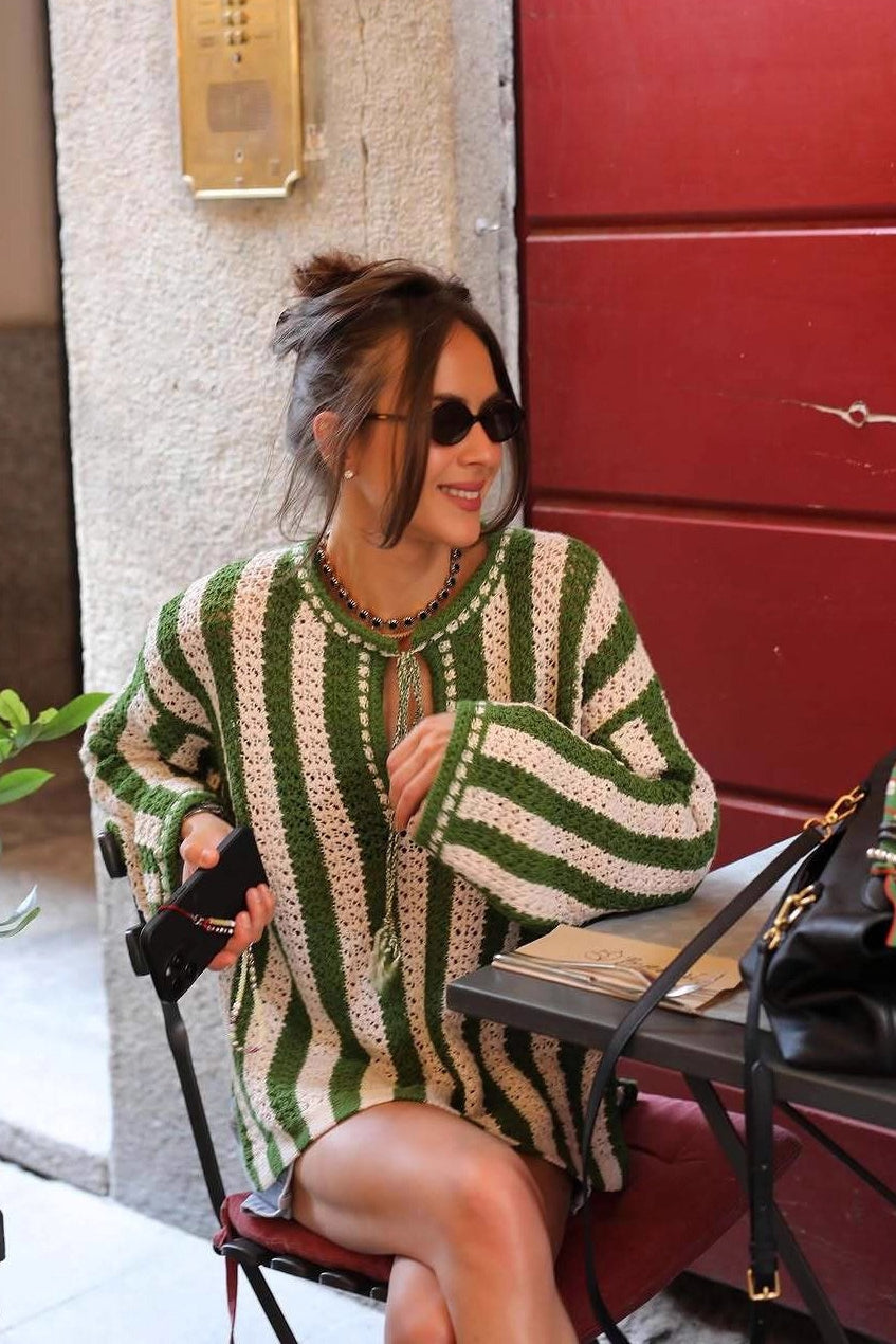 Grün-weißer Strickpullover für Damen in seitlicher Ansicht