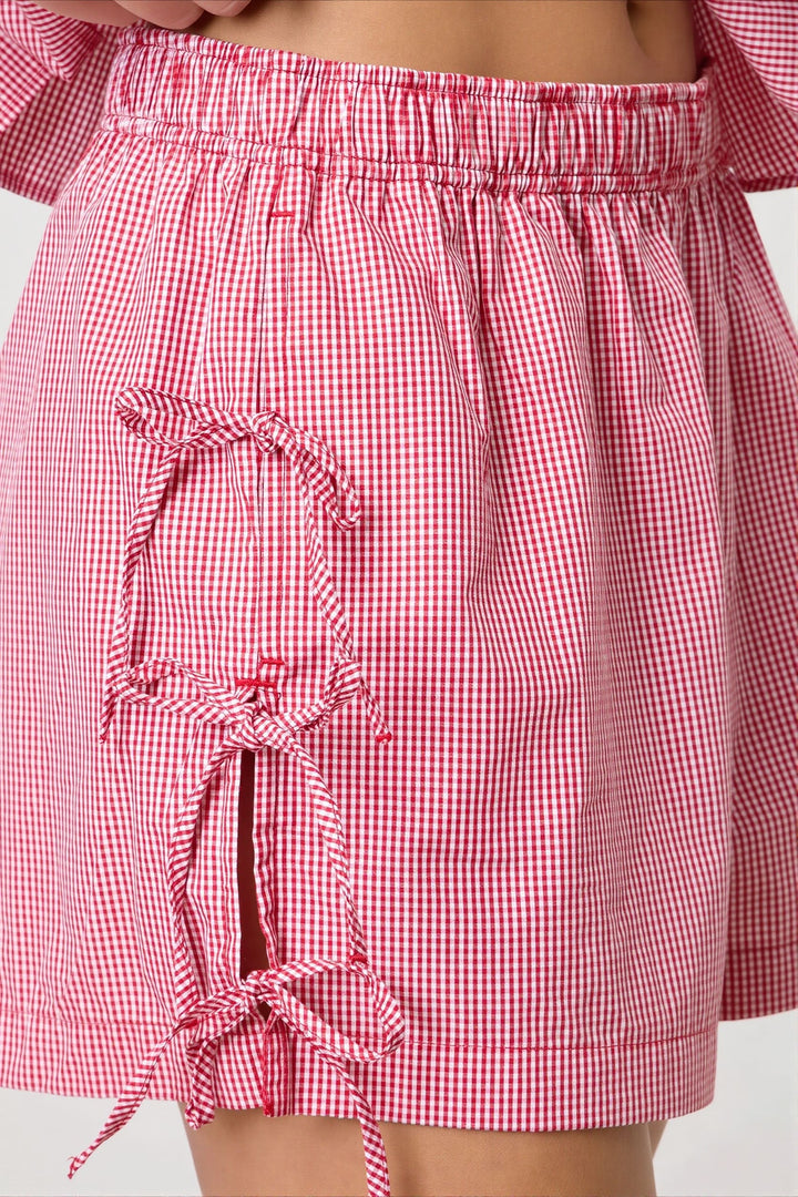 Nahaufnahme des gestreiften Stoffes der Damen High Waist Shorts