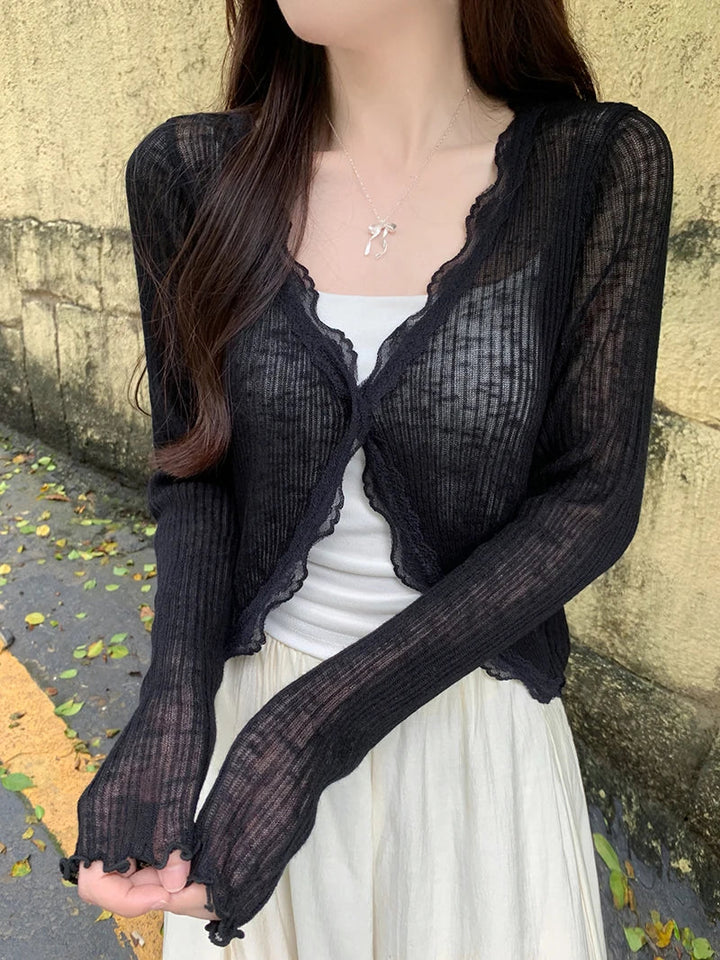 Gerippter, kurz geschnittener Strickpullover mit Spitzensaum