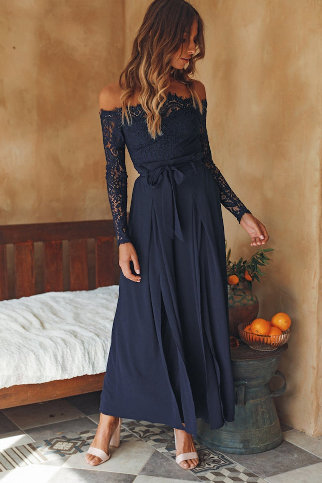Schulterfreier Jumpsuit mit Schlitz