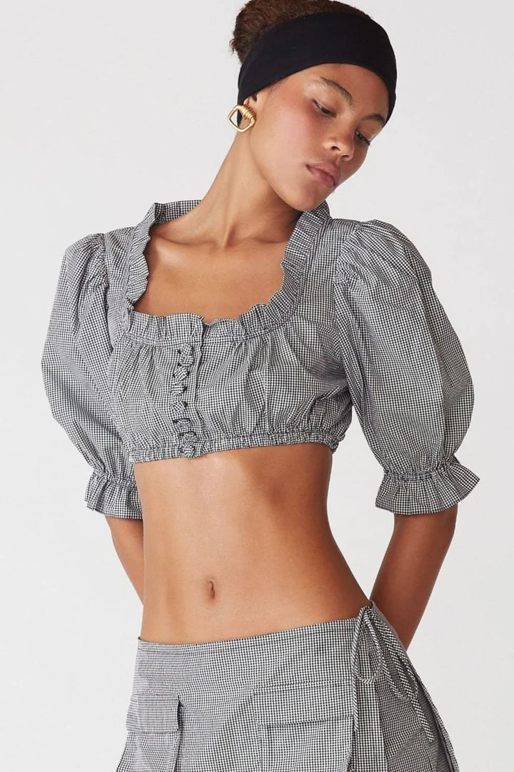 Gekürzte Polyesterbluse mit Knöpfen und Rüschensaum
