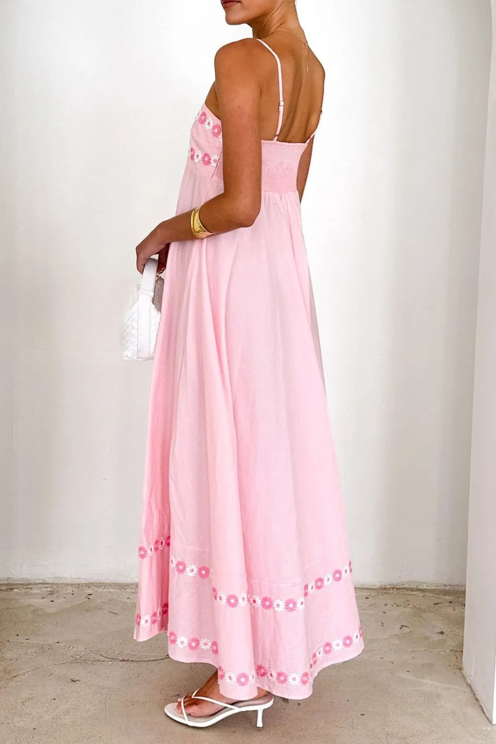 Maxikleid aus Satin mit Blumenstickerei